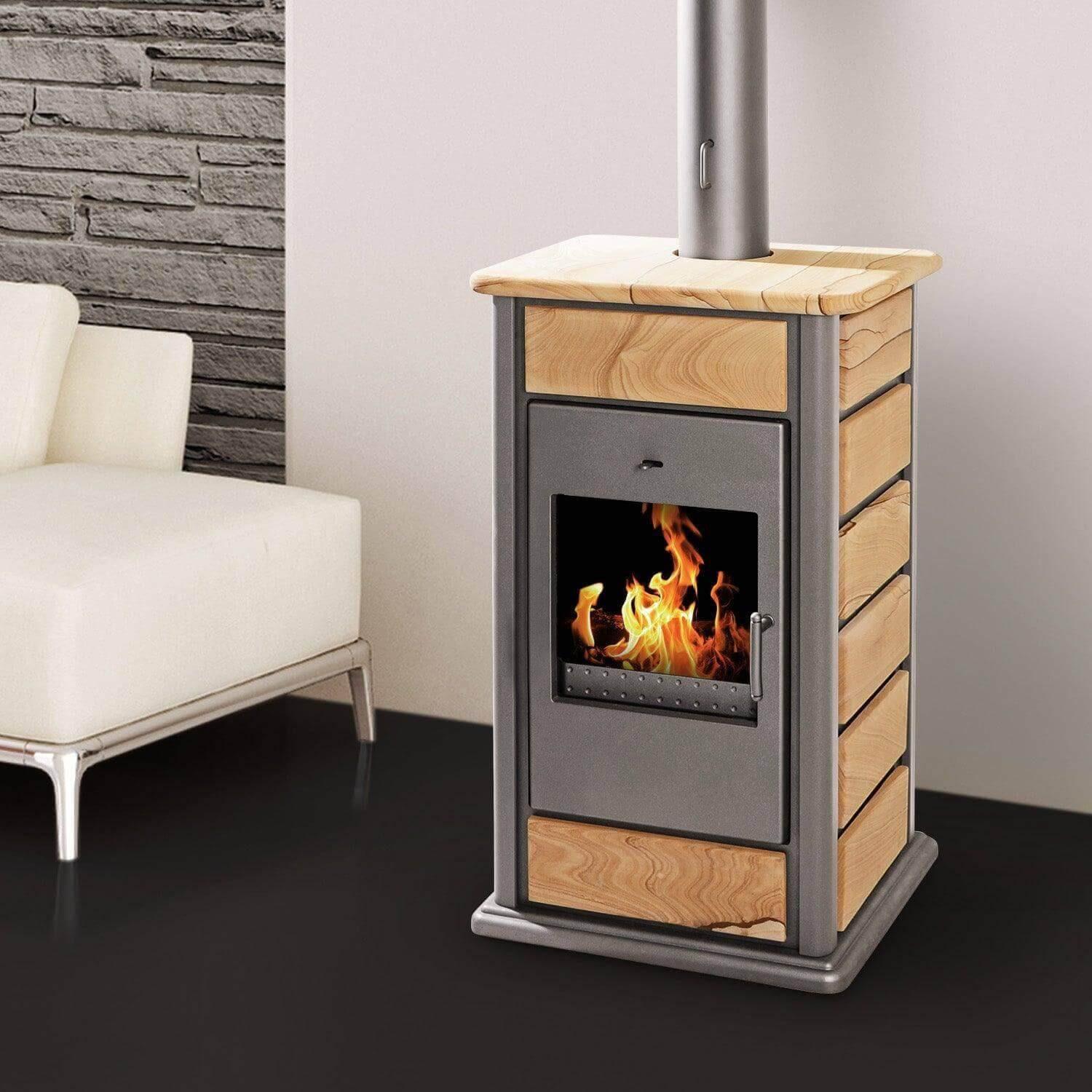 Modern wasserführender Kaminofen Alicante von Schmitzker mit selbstschließender Tür und sichtbarer Flamme