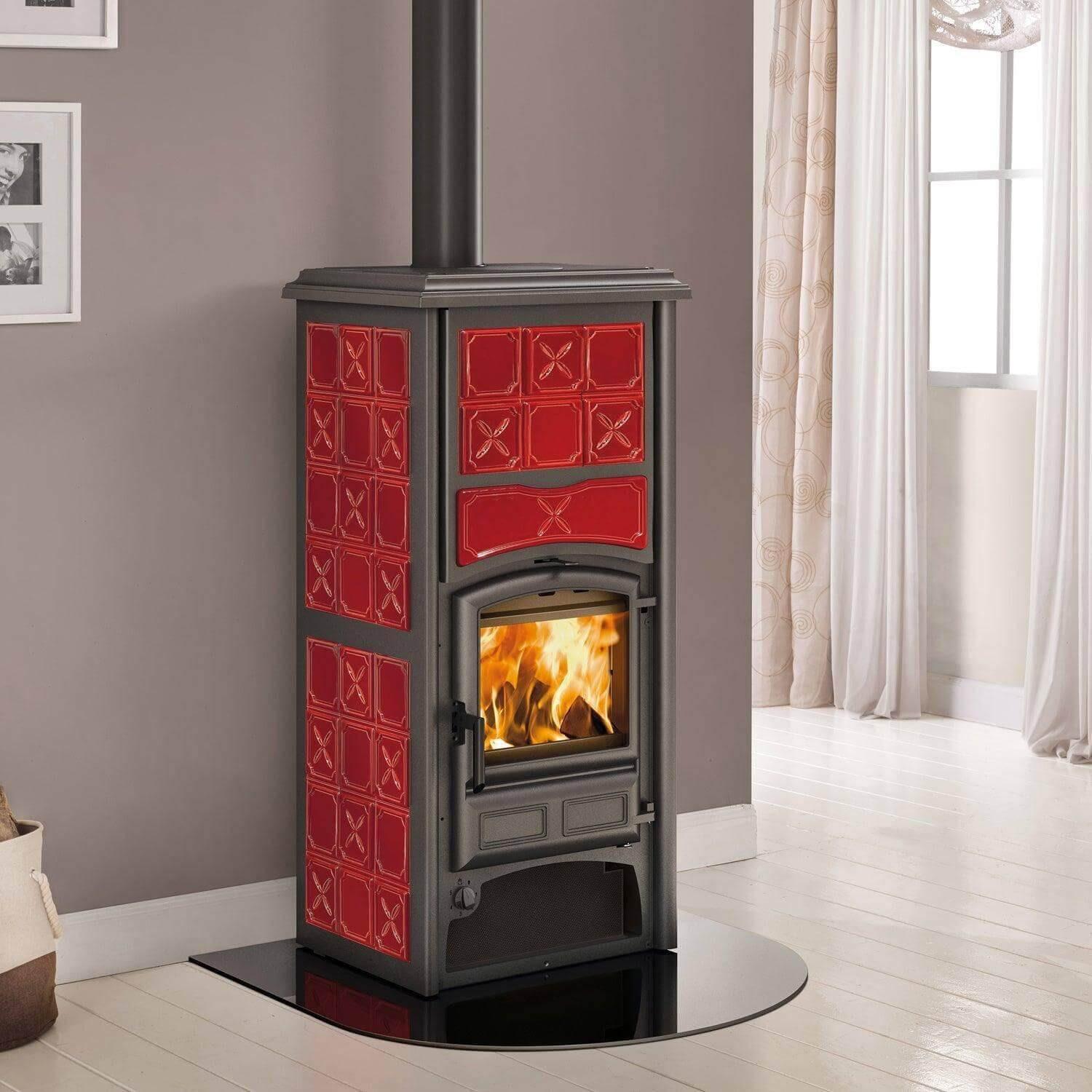 Wasserführender Kaminofen La Nordica Loriet S DSA mit grauem Rahmen und roten Keramikfliesen