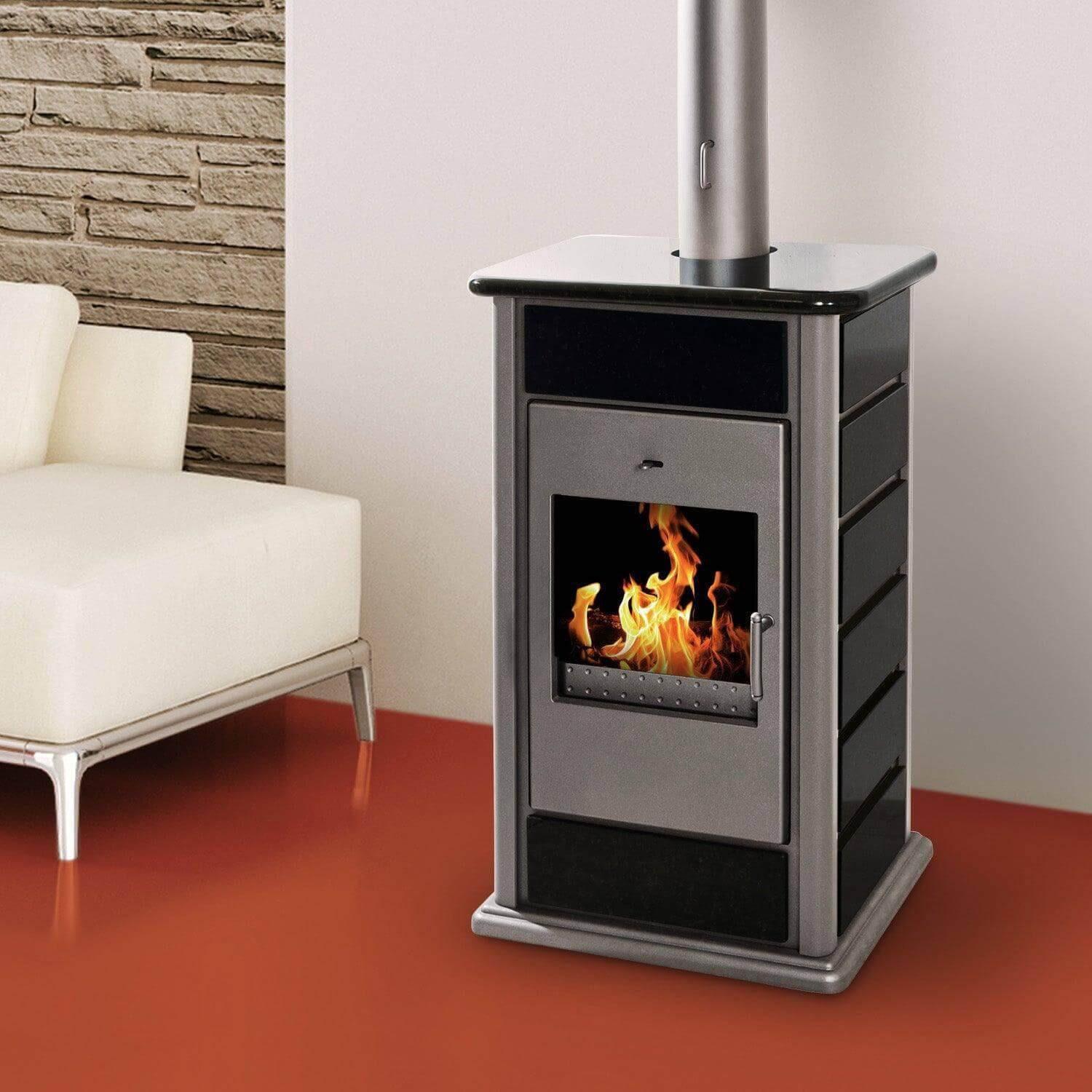 Wasserführender Kaminofen Alicante von Schmitzker mit selbstschließender Tür und Glasfront