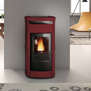 Wasserführender Pelletofen Edilkamin Kira2 H 18 Up 🔥 mit eleganter Keramikverkleidung im stilvollen Wohnraum.