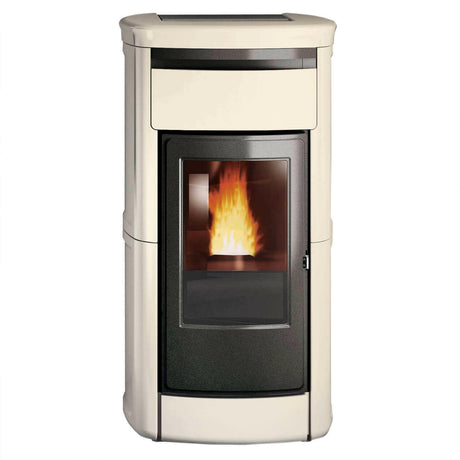 Wasserführende Pelletofen Edilkamin Kira2 H 18 Up mit Keramikverkleidung.