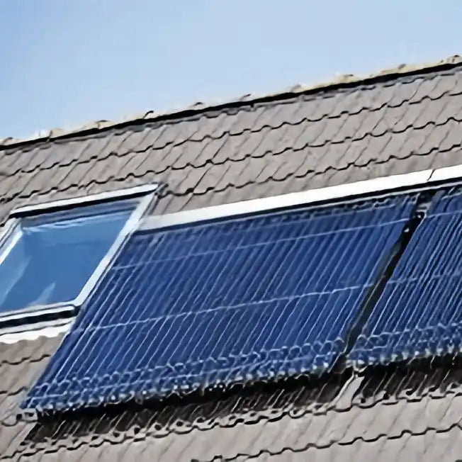 Auf dem Dach montierte Solarmodule und Dachfenster.