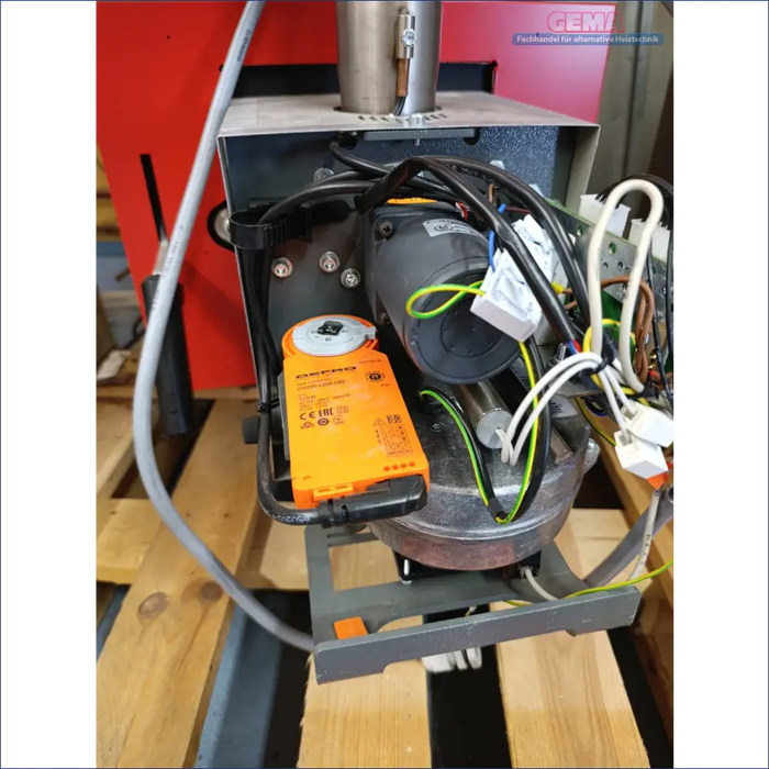 Orangener rechteckiger Aktuator mit angeschlossenen Drähten für Energieeffizienzlabel Delfro Komfort Ekopell Pelletkessel
