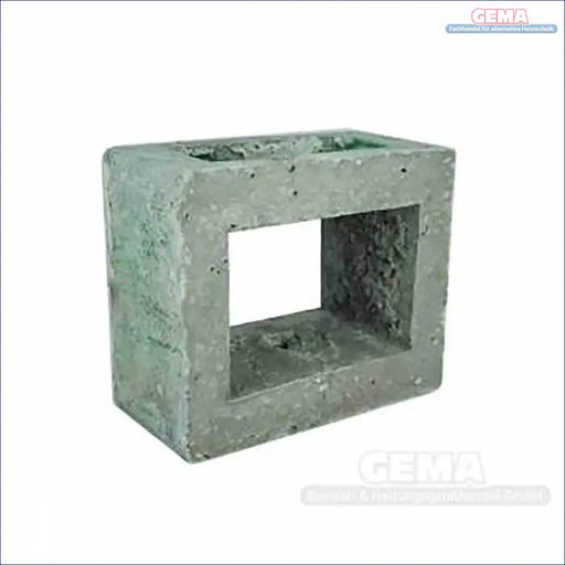 Grauer Betonblock mit quadratischer Öffnung für Ersatzteil Irleh Plus Heizung 20 kW