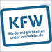 Blaue und weiße KfW-Logo auf dem Produkt Kombikessel mit offenen Türen für effizientes Heizen