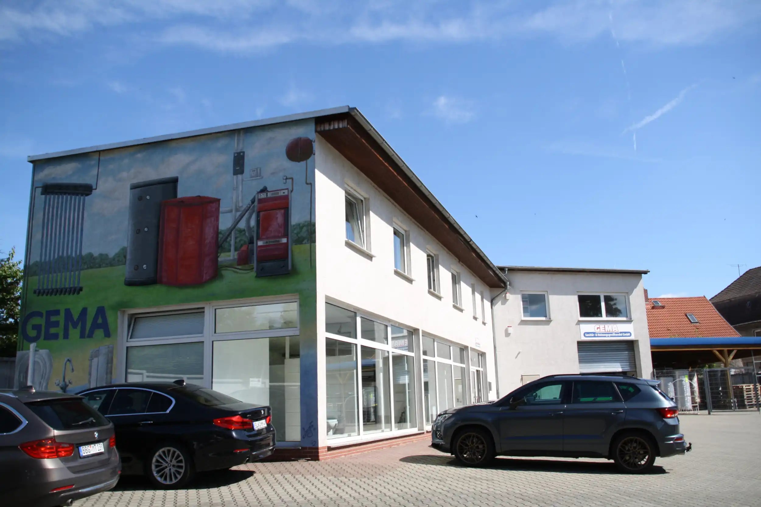 Gewerbegebäude mit Wandbild.