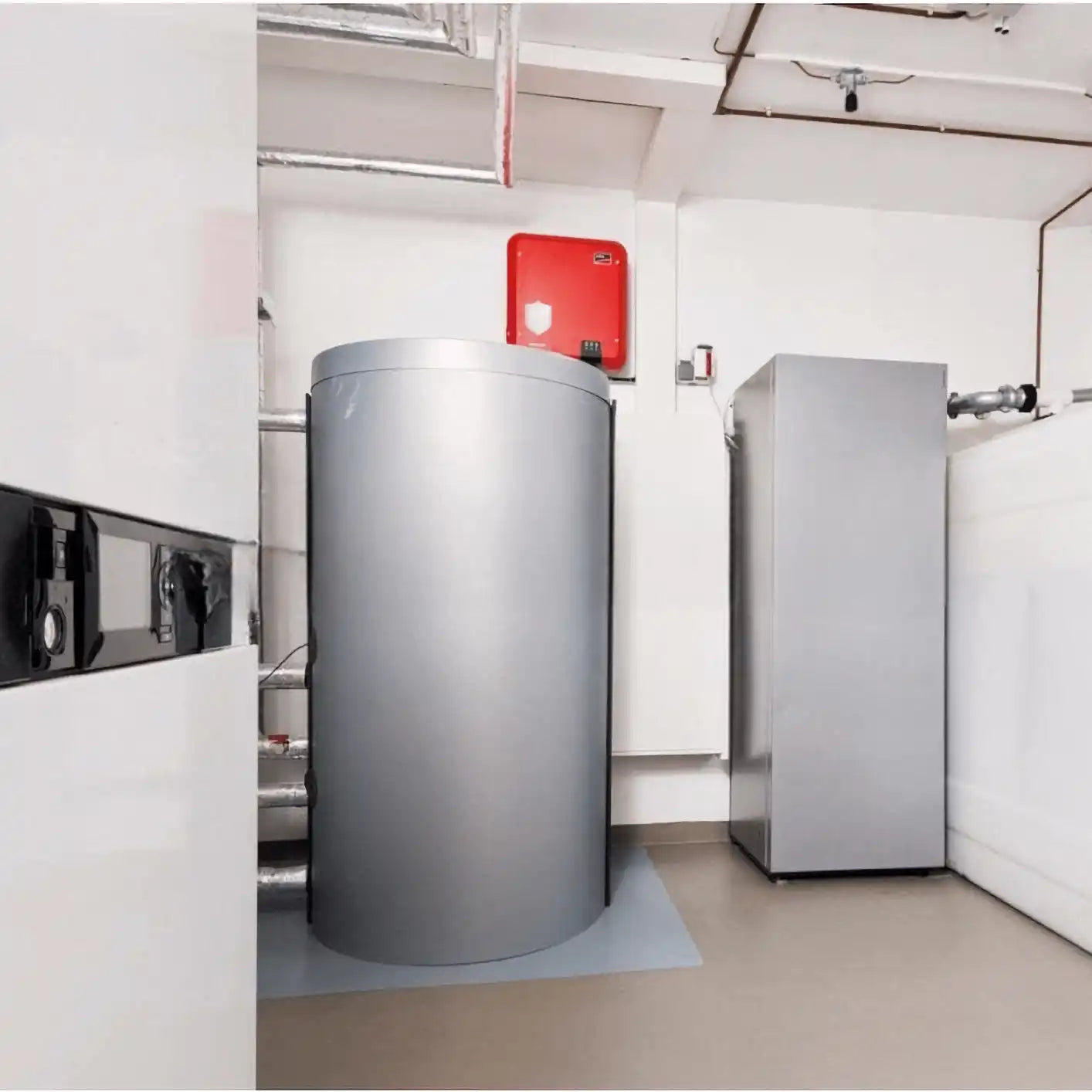 Silberner zylindrischer Wassertank.
