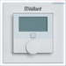 Weißer digitaler Thermostat für mobile Heizungssteuerung auf einem Display